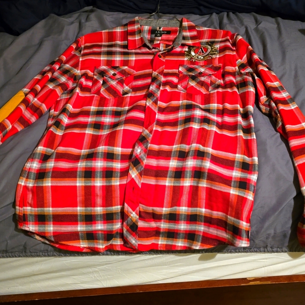 AKOO MENS XL LONG SLEEVE BUTTON UP RED AND BLACK
